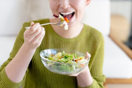 サラダを食べている女性